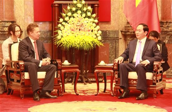 Le président du groupe russe Gazprom reçu par les dirigeants vietnamiens - ảnh 1